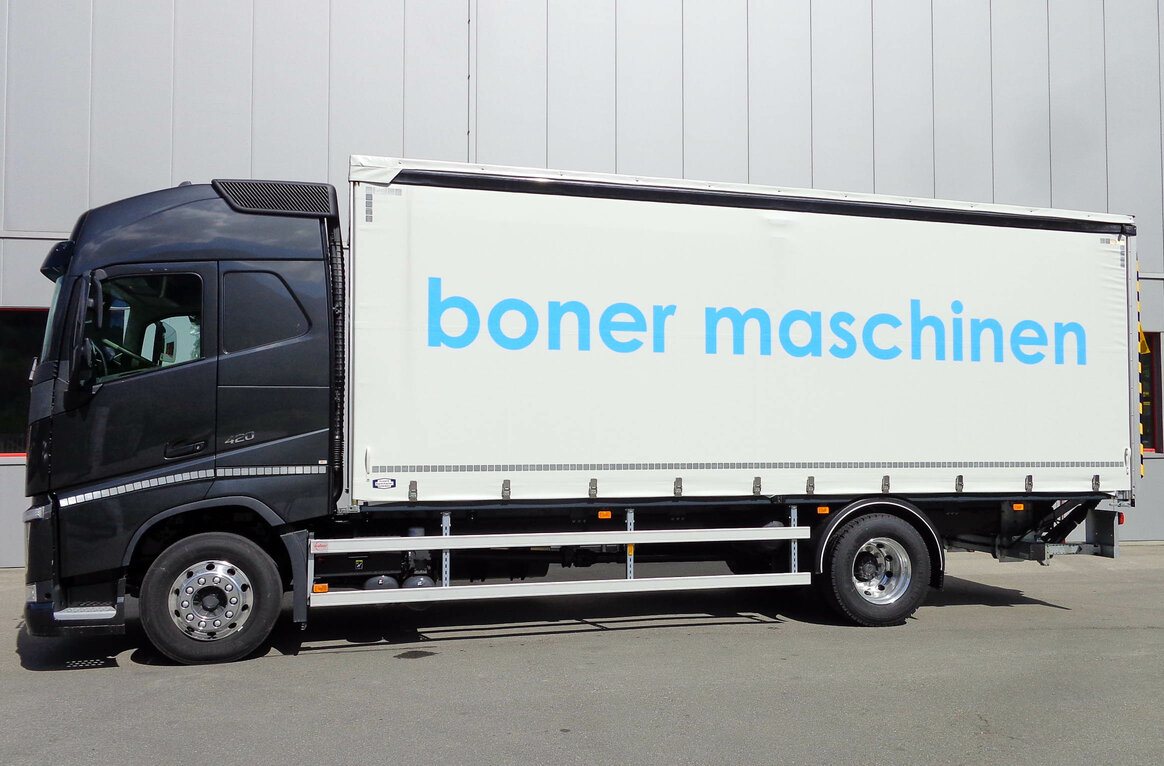Lastwagen von boner maschinen mit Firmenschriftzug