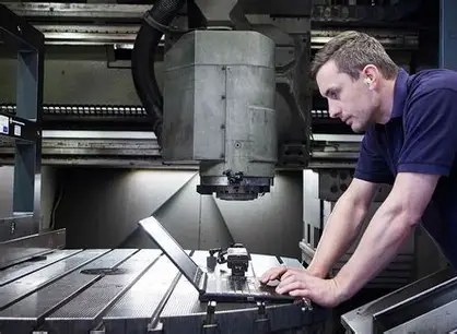 Service an einer Maschine